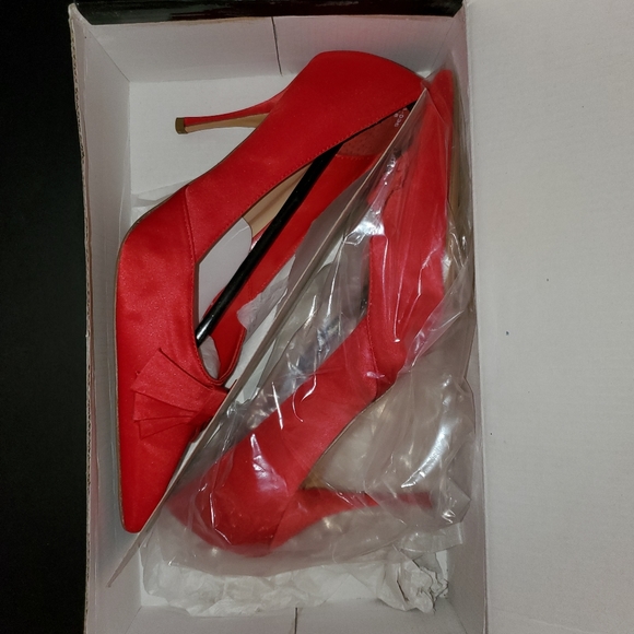 ❤Elegant Red Satin Pumps by Colin Stuart❤ - Picture 2 of 16